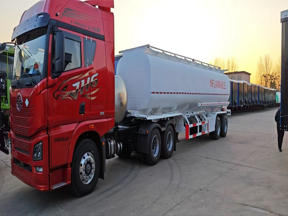Semi-trailer dengan 40,000 liter tangki minyak akan dihantar ke Guinea.