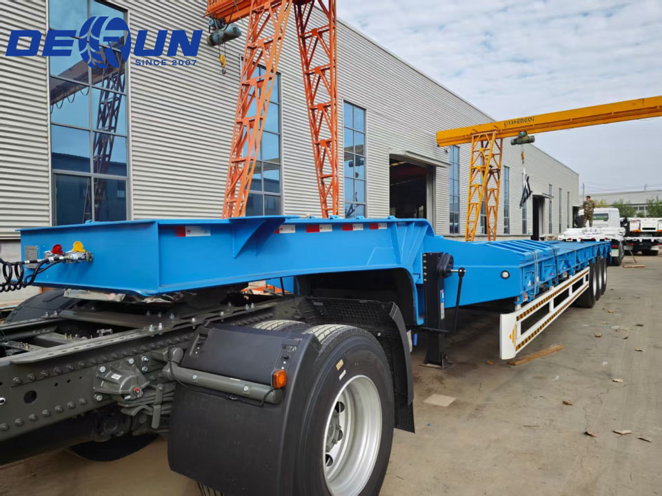 Dua tiga trailers rendah katil berayun akan dihantar ke Afrika Barat.