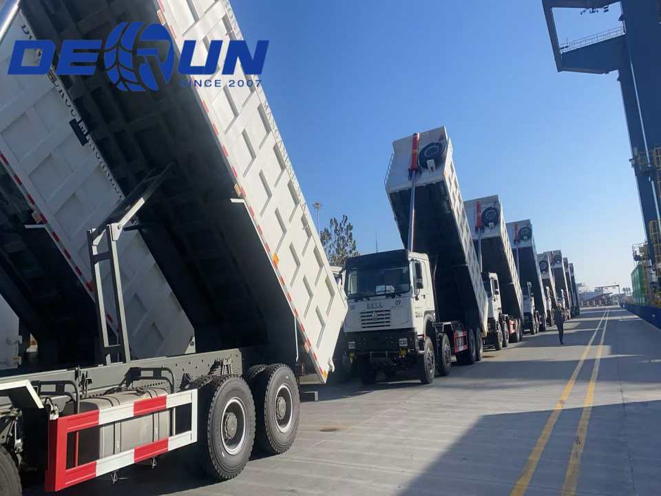 Sinotruk Howo 10 trak sampah sudah tiba di pelabuhan dan bersedia untuk pergi Sinotruk Howo 10 trak sampah sudah tiba di pelabuhan dan bersedia untuk pergi