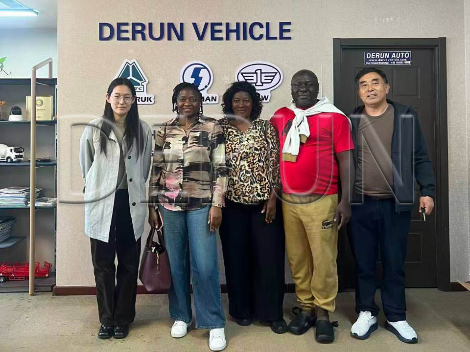 Pelanggan dari Gabon Melawat Derun Auto dan Membeli Lima Lori
