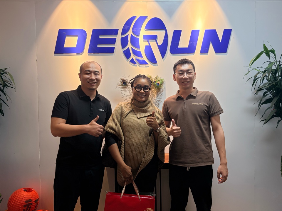 Pelanggan Guinea Mengunjungi Derun dan Menandatangani Kontrak untuk Traktor Traktor 6x4 Sinotruk Howo dan Treler