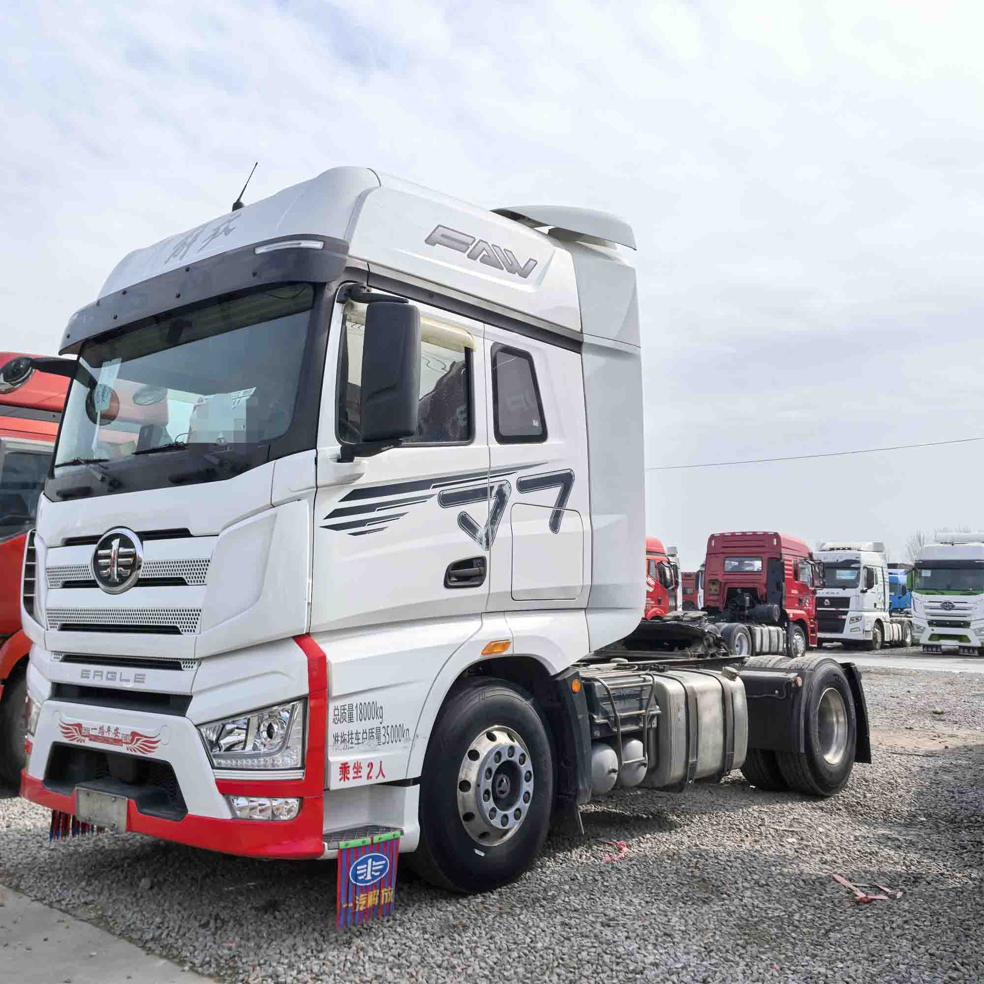 FAW menggunakan trak traktor 4x2 j7