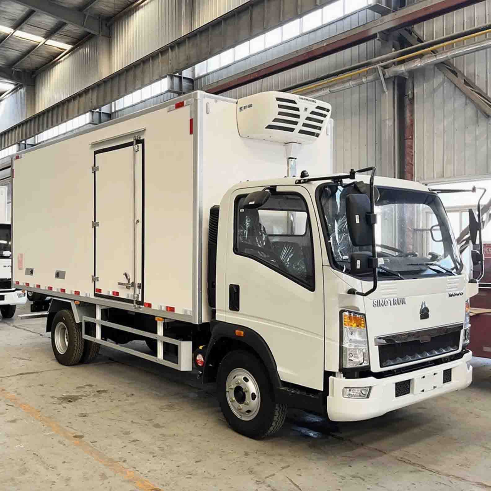 Sinotruk Howo disejukkan 4x2 Van Truck